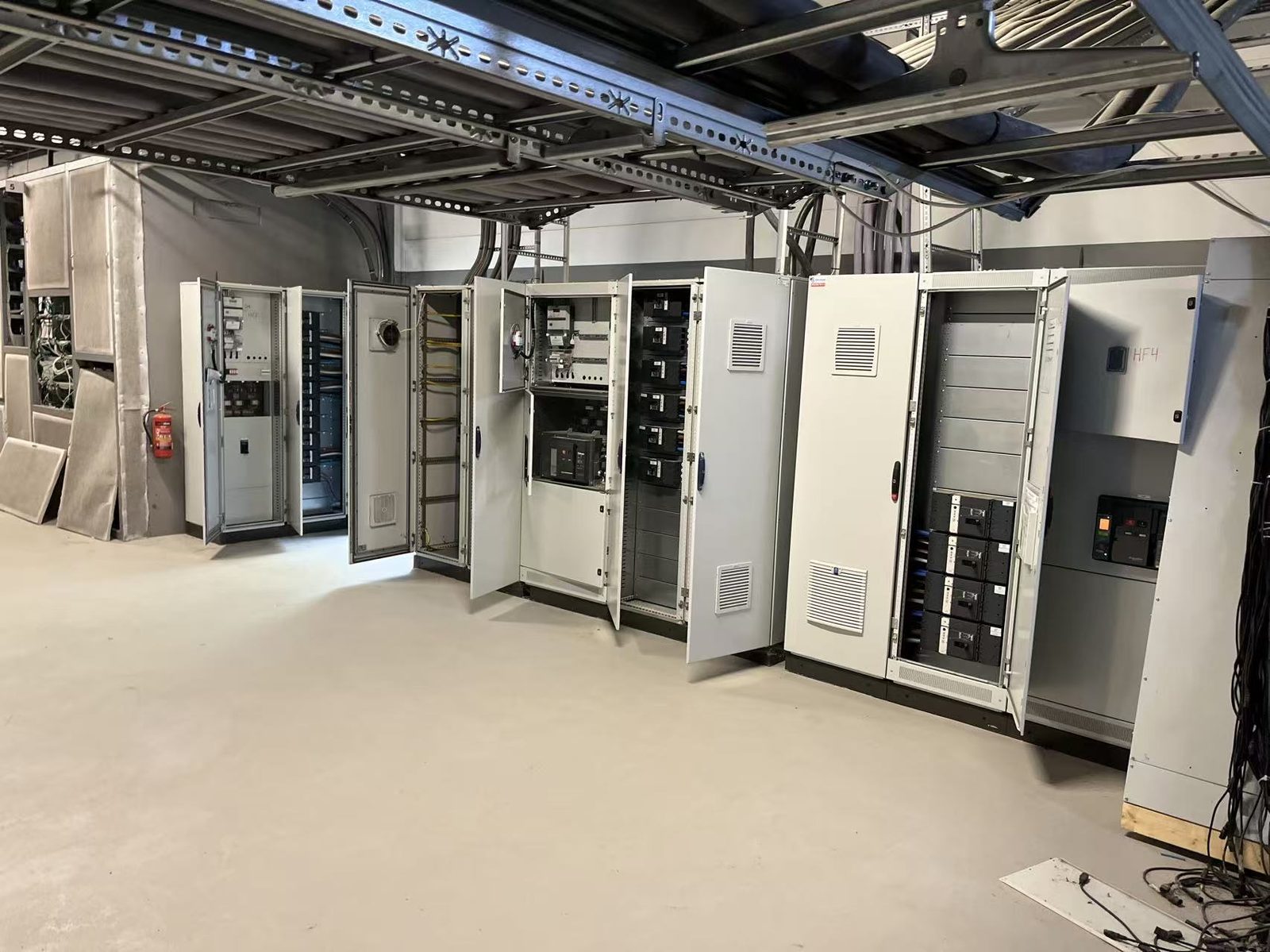 Power distribution cabinets